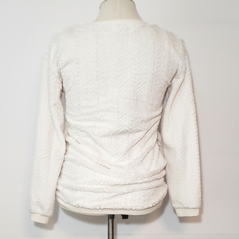 Eyeshadow Textured Chevron V-neck - Picture 2 of 8